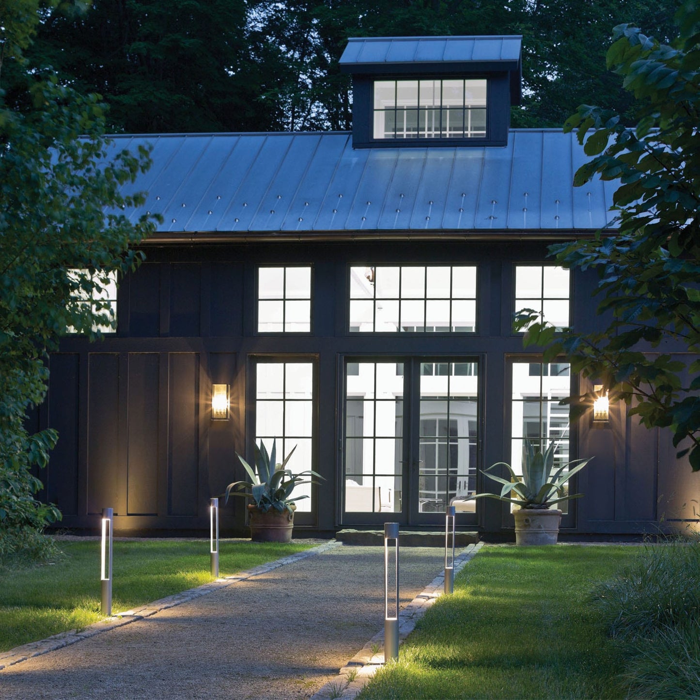 Hinkley Atlantis 550 -Lumens 8 -Watt Titanium Line voltage Hardwired LED Outdoor Path Light ( 3000-K )