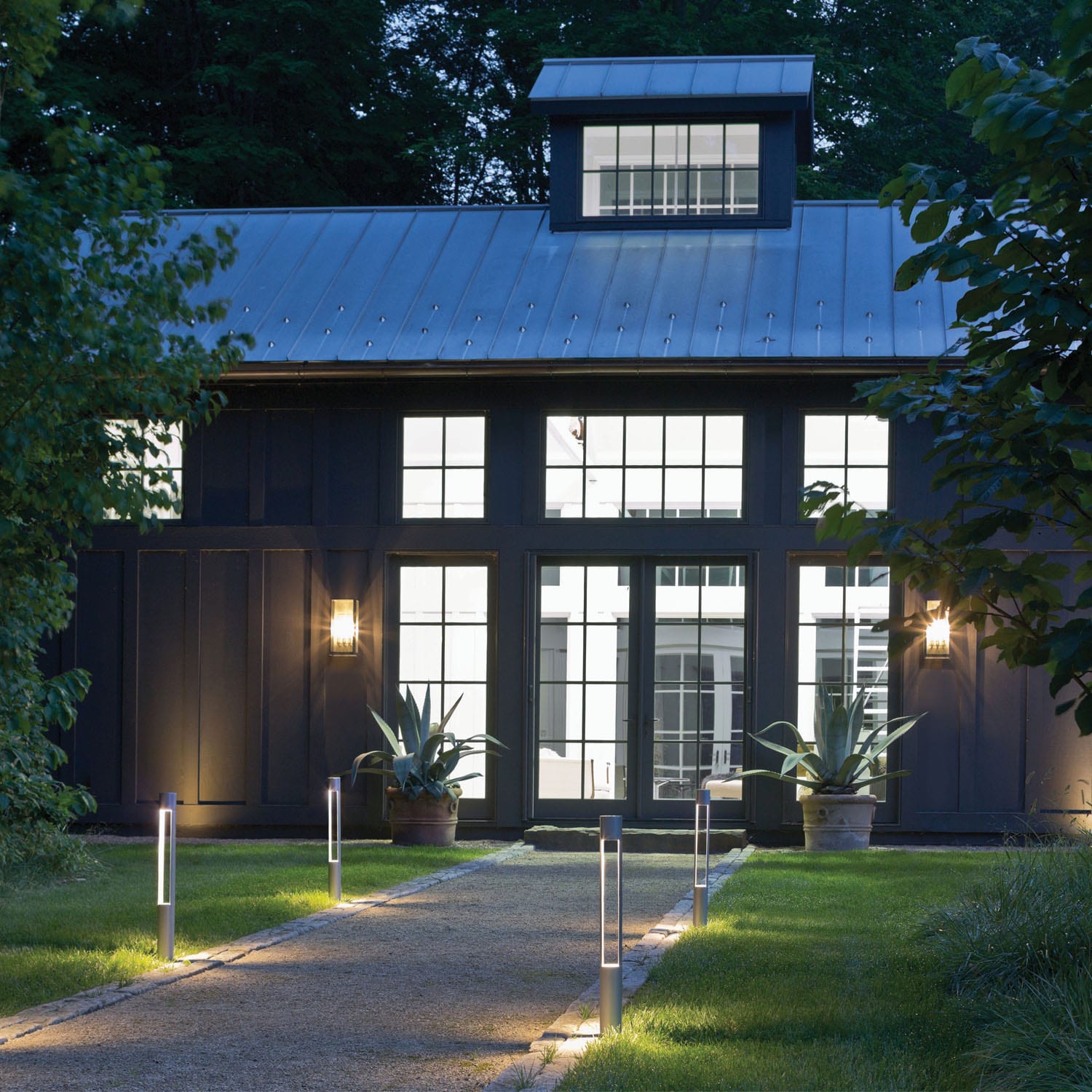 Hinkley Atlantis 550 -Lumens 8 -Watt Titanium Line voltage Hardwired LED Outdoor Path Light ( 3000-K )